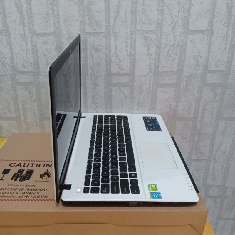 Laptop Asus A550LN, Core i5-4200U Doblevga Nvdia geforce GT720M 2GB Ram 4GB HDD 1TB Layar 15 inch Windows 10 Siap pakai full aplikasi