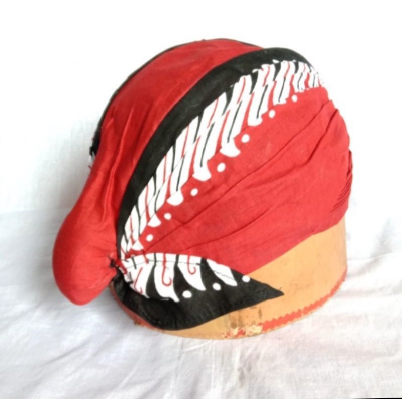 Blangkon pakaian adat JAWA merah Kombinasi Batik hiyam putih