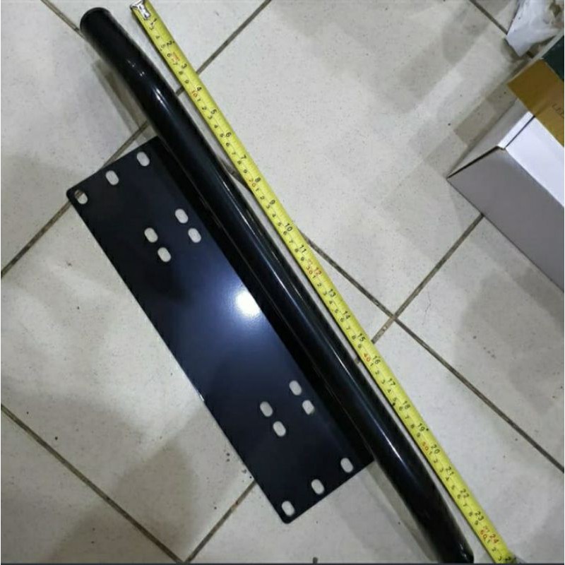 breket lampu tembak di atas plat mobil