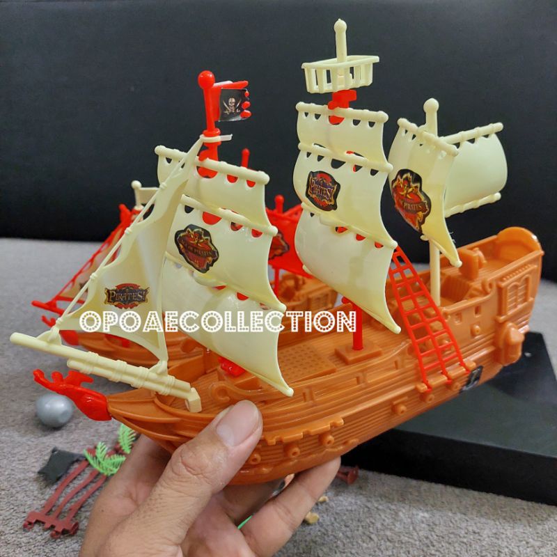 Mainan Miniatur Figure Perahu Bajak Laut Kapal Pirates Besar