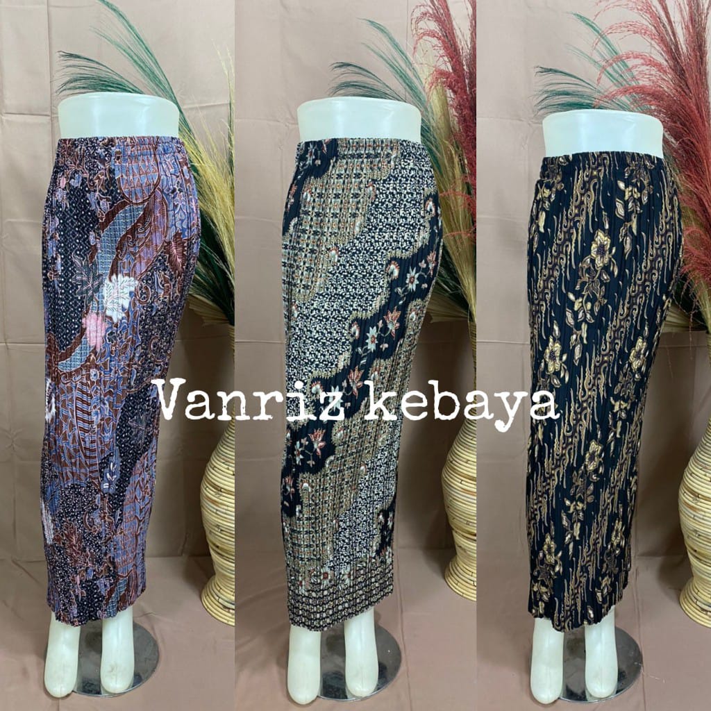 Vanriz Kebaya-Rok Plisket Batik Kebaya