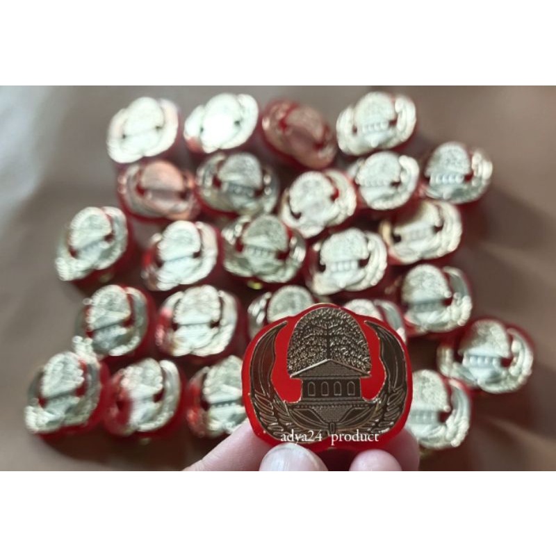 

Lencana Korpri dengan bantalan mika merah