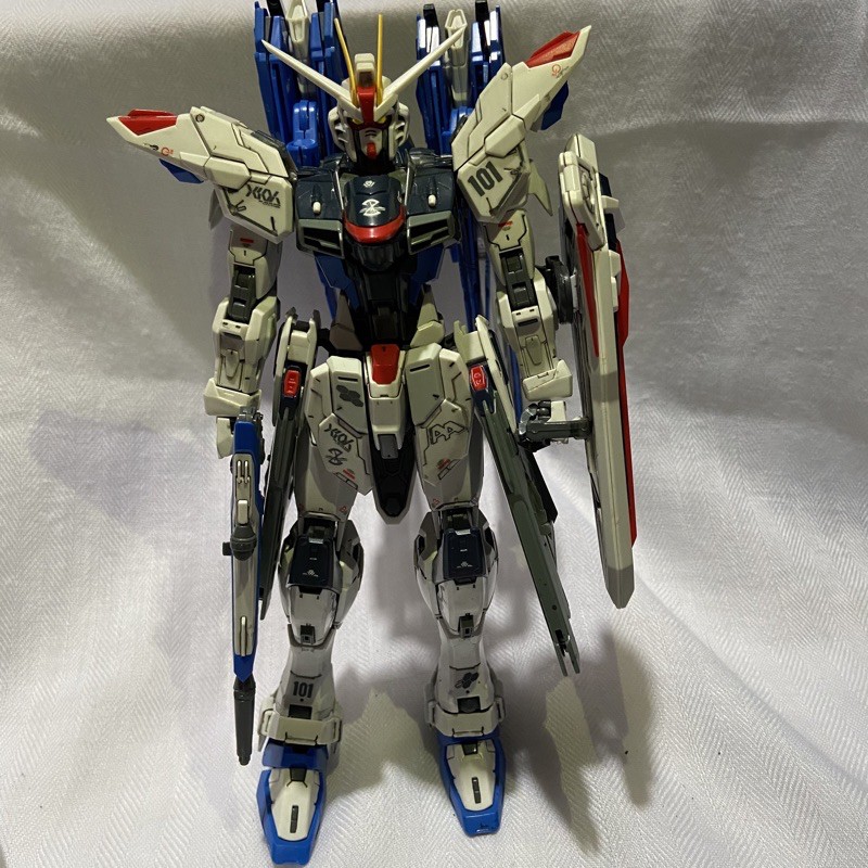 MG 1/100 FREEDOM GUNDAM 2.0 (DABAN)