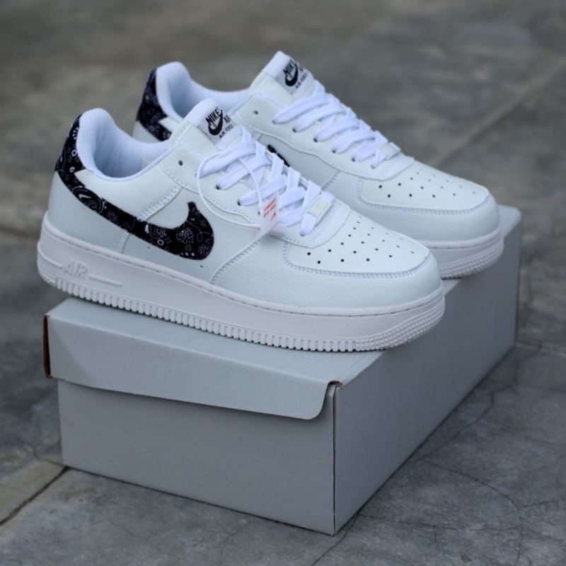 SEPATU NIKE AIR FORCE ONE ESSENTIALS TALI PUTIH