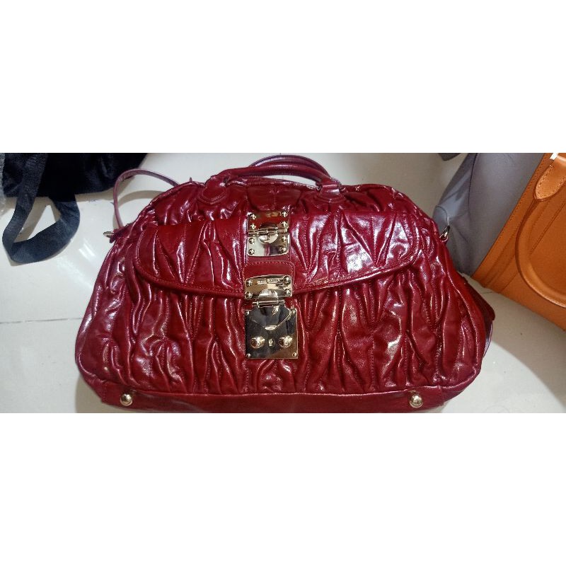 tas merah Miu Miu