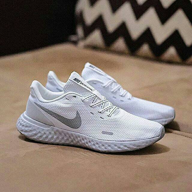 nike revolution 5 white grey