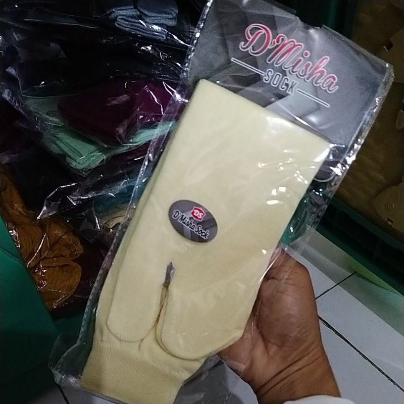 Kaos kaki jempol-Kuning muda