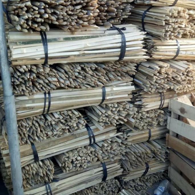 

lanjaran bambu,,untuk penyangga pohon panjang 100-150cm isi 20 btng