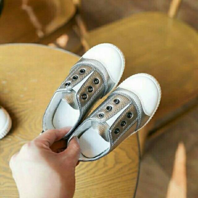 Sepatu Anak TK SD Tomkins Kancing Kanvas Import Silver