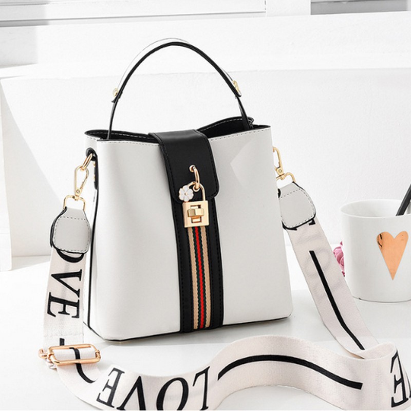 welias_gallery Tas Selempang Wanita Gembok 7314