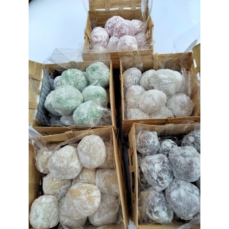 

MOCHI MODAL CINTA ISI kacang ,setiap 1 kotak isi 5 biji