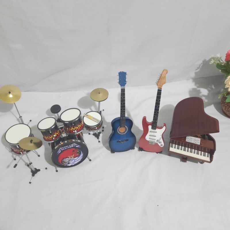 Satu Set Miniatur Alat Musik (Drum 1, Gitar 2, Piano 1) Aksesoris Hiasan Kamar