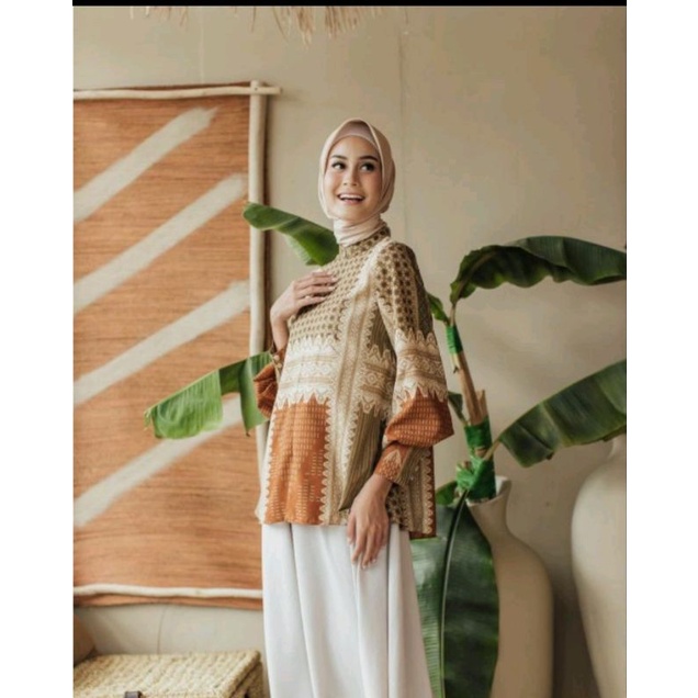 Nawa Blouse in Glade Wearing Klamby
