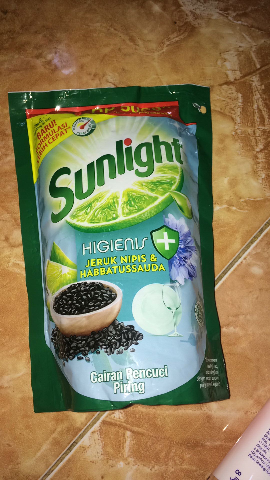 Sunlight Sabun Cuci Piring Jeruk Nipis & Habbatussauda 210ml