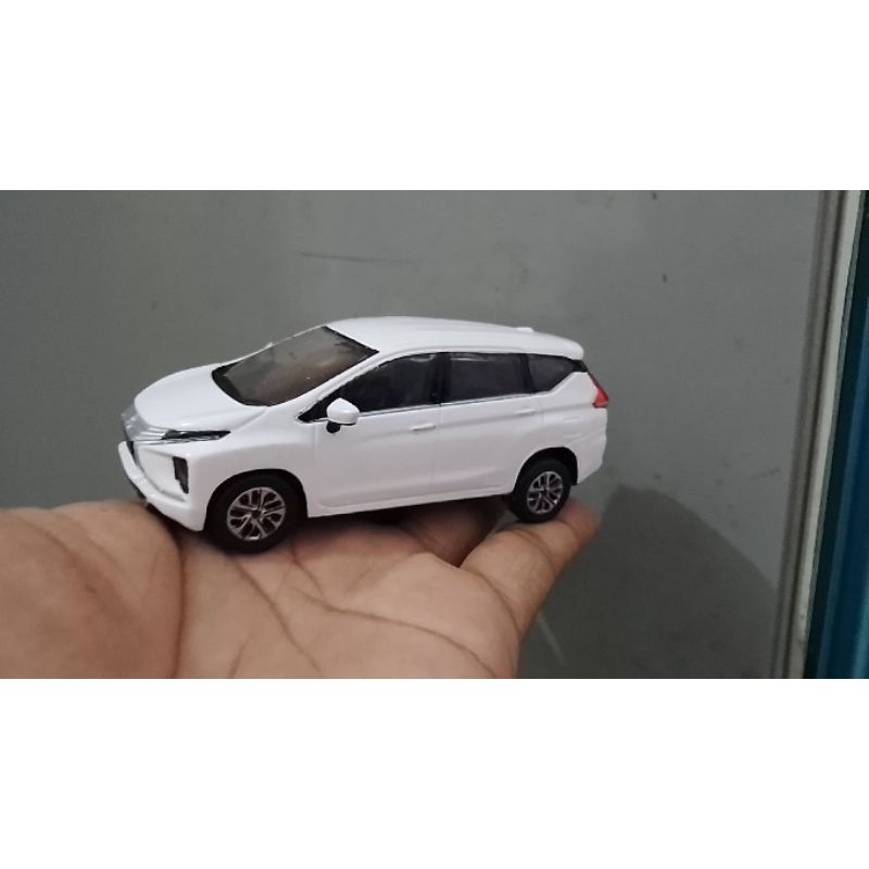 Miniatur Mitsubishi expander  sport putih skala 43