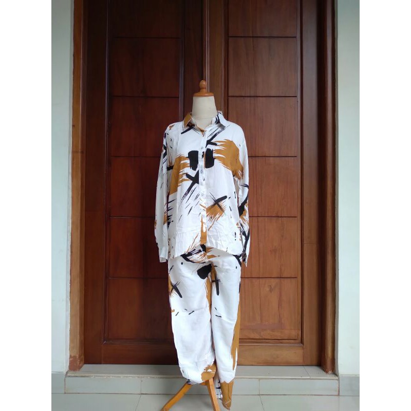 

One Set Abstrak Paint Mustard