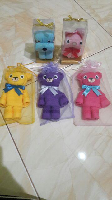 Souvenir Handuk Bentuk Beruang (kemasan Kain Tille)