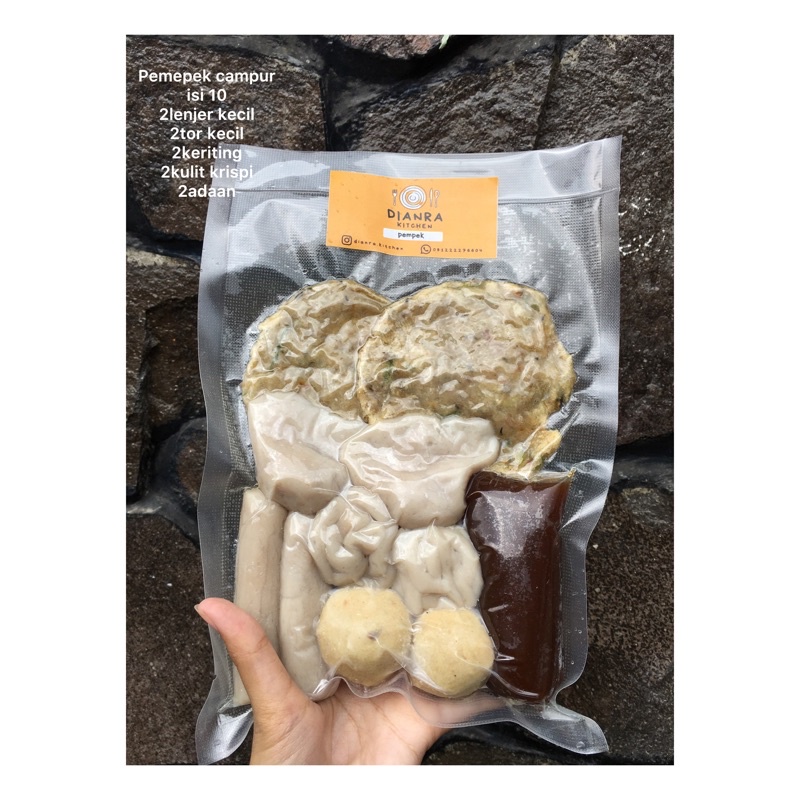 

Pempek campur isi 10 + cuko 100% IKAN TENGGIRI