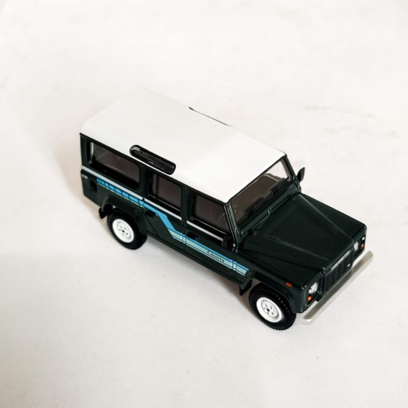 MiniGT no. 151 Skala 1:64 Land Rover Defender 110 Country Station Wagon