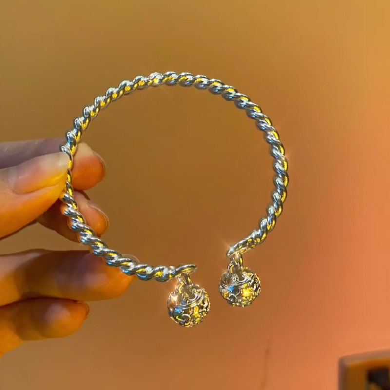 Gelang Bangle Bahan Alloy Lapis Silver Dengan Lonceng Untuk Wanita