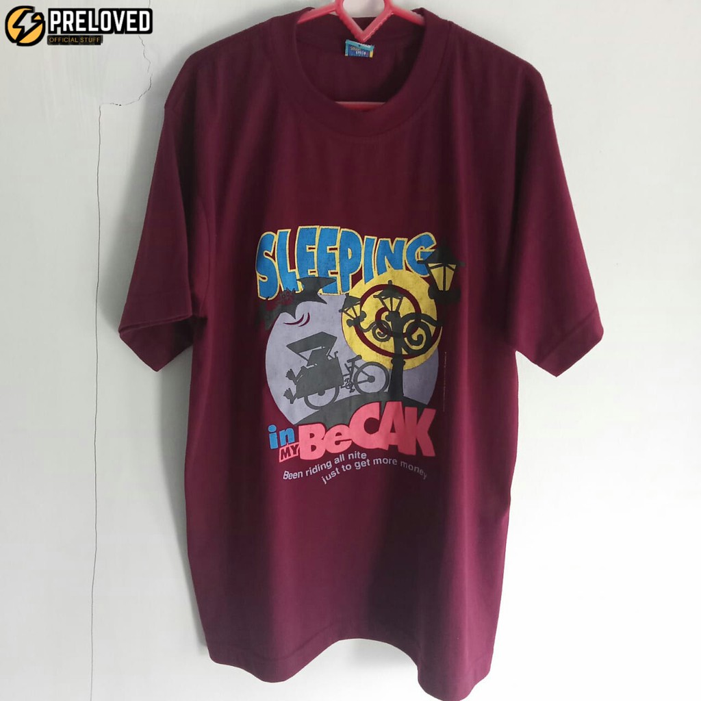 atasan kaos pria preloved dagadu warna maroon bahan katun tanpa jahitan pinggir kaos pria bekas