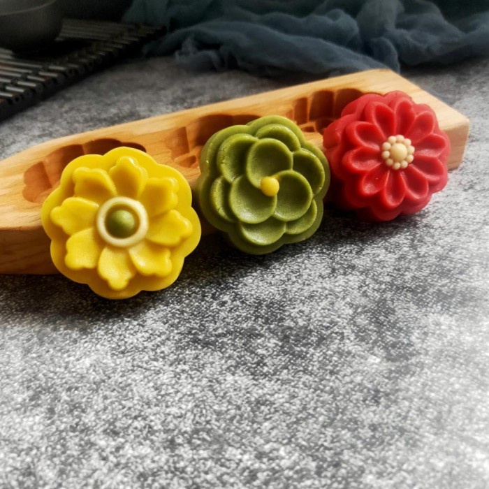 Cetakan Kue Bulan/ Moon Cake kayu 3 lubang model flower 6