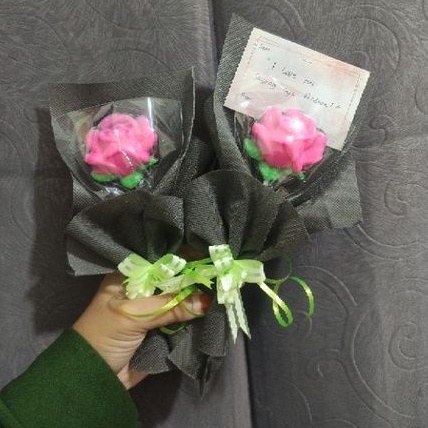 

Buket Coklat Bunga mawar harga 1tangkai - bucket mawar tunggal single