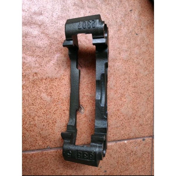 Bracket caliper rem cakram depan panther 1pc