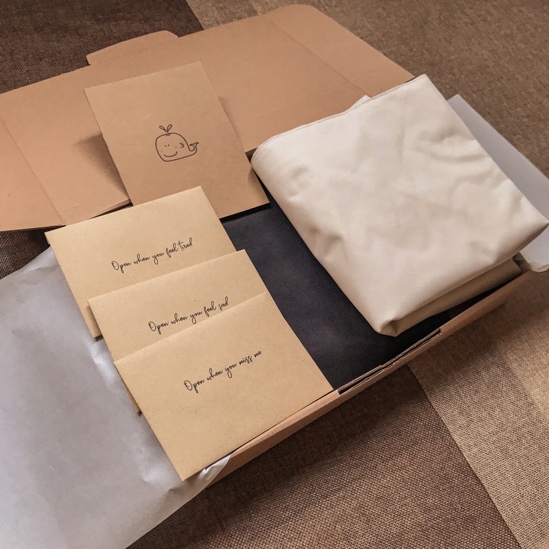 

Gift Box [TOTEBAG CREAM AND BLACK]