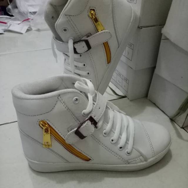 SEPATU WANITA BOOT GESPER ANBU -PUTIH