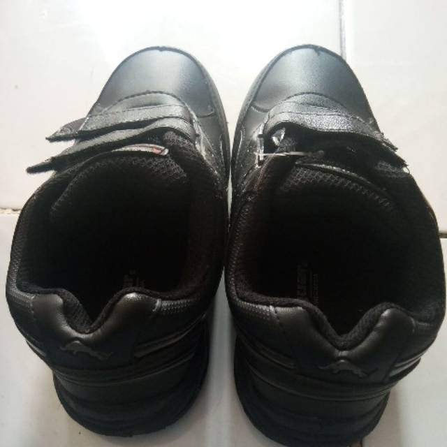 Sepatu sekolah jaguar
