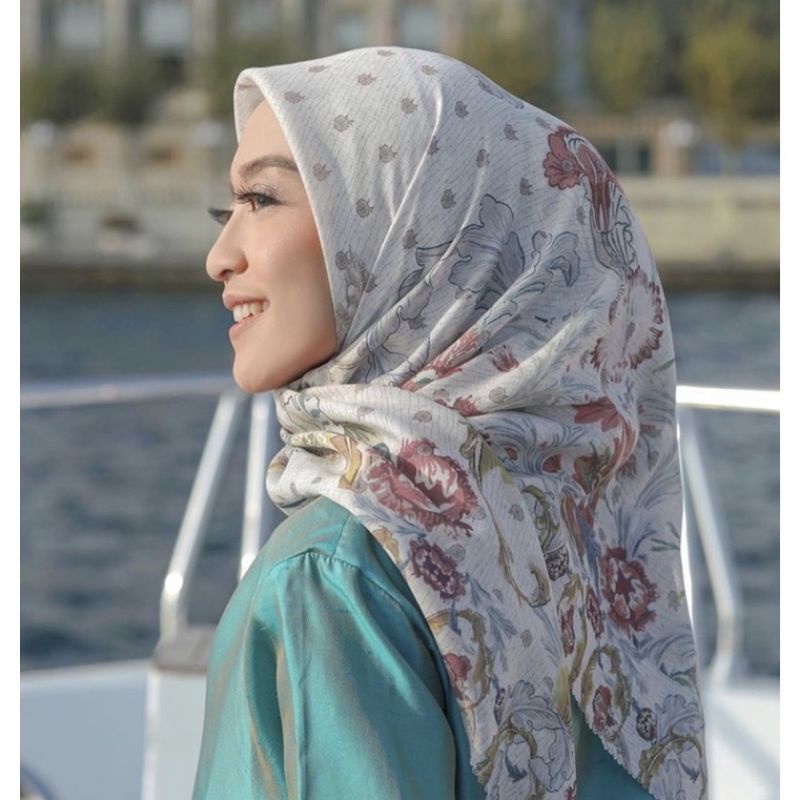 Ready Royale White Buttonscarves