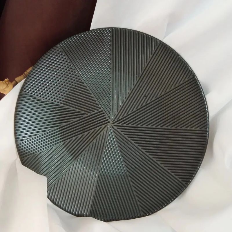 Piring Saji Keramik Hitam Kosmopolitan