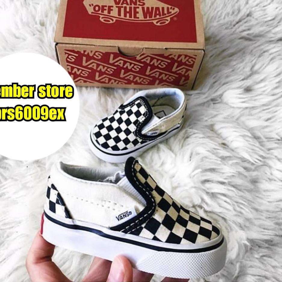 Vektor Tegak Gambar  Kartun Pakai Sepatu  Vans 