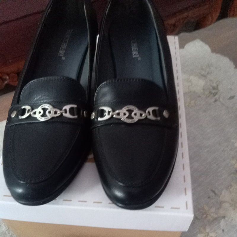 Sepatu formal Wanita Buccheri preloved