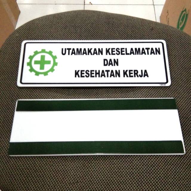 

Acrylic plat peringatan utamakan keselamatan dan kesehatan kerja 10x29cm