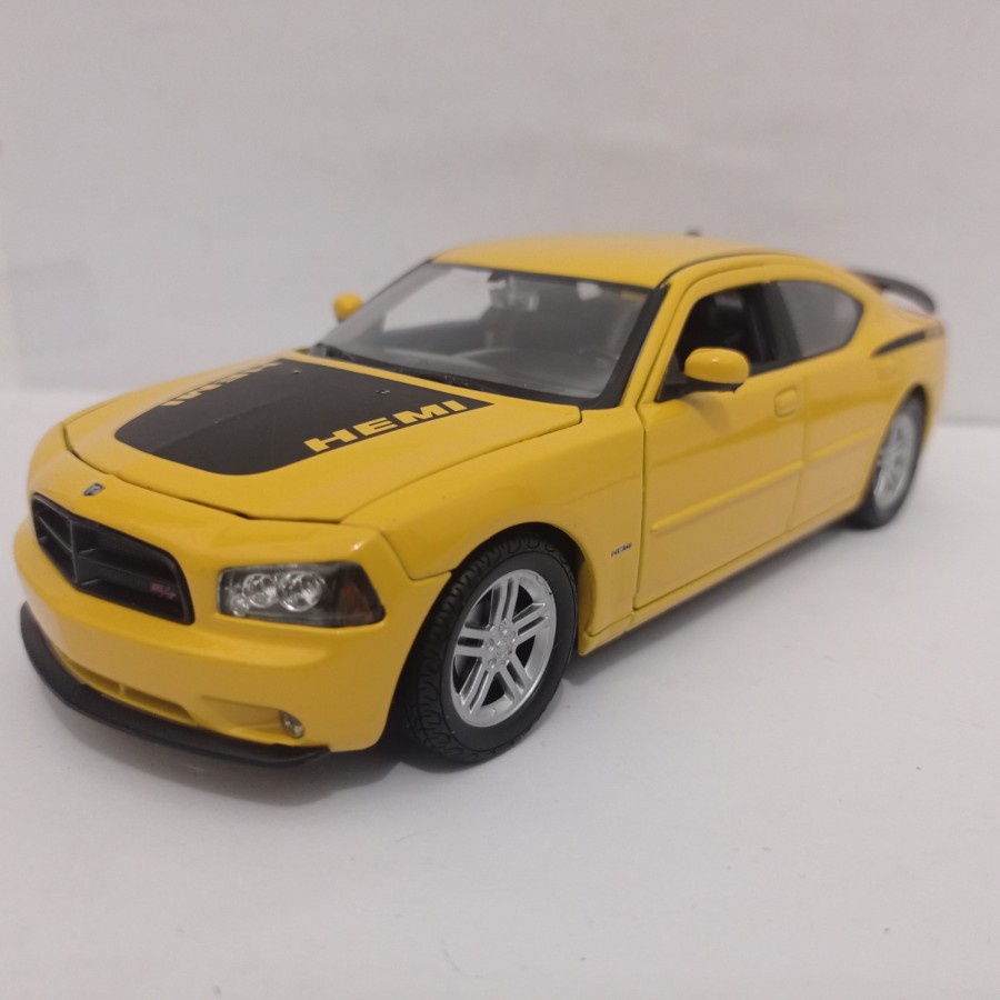 Diecast mobil Dodge Charger Daytona Welly 1:24 miniatur mobil sport