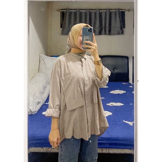 BEFAST - ZEC OOTD Kemeja VIYA / Laika Stripe Oversize Pocket Shirt / Kemeja Wanita Oversize Terlaris / Hem Stripe Lengan Panjang / Pakain Casual Wanita / Kemeja Jumbo Garis-Garis / Fashion Wanita Kerja / Termurah