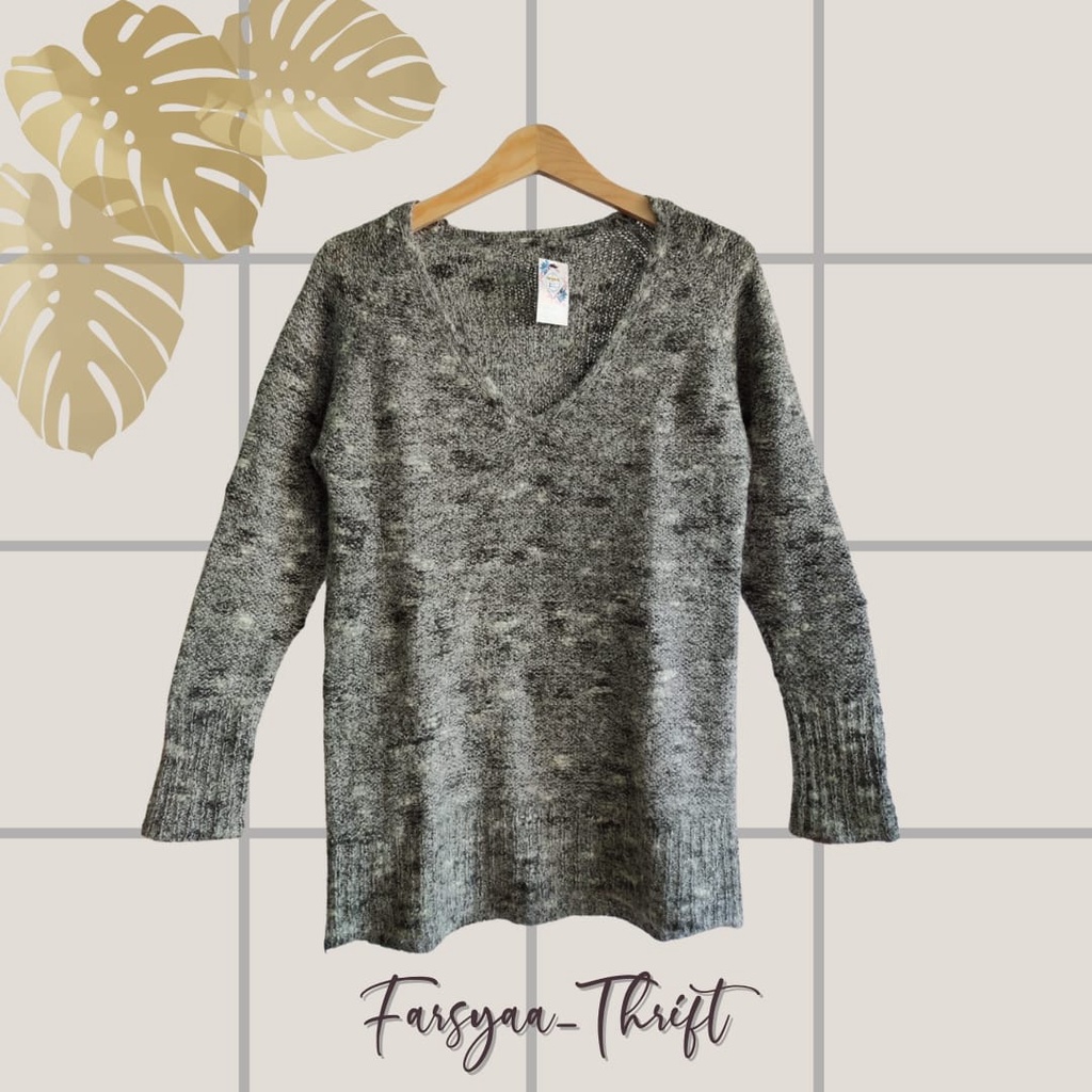 sweater rajut tebal v neck corak warna abu Brand LOWRYS FARM