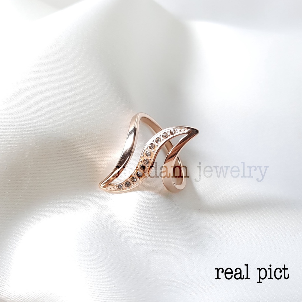 Cincin Titanium Dengan Barisan Permata Artifisial  Tersedia Warna Rose Gold, Gold dan Silver