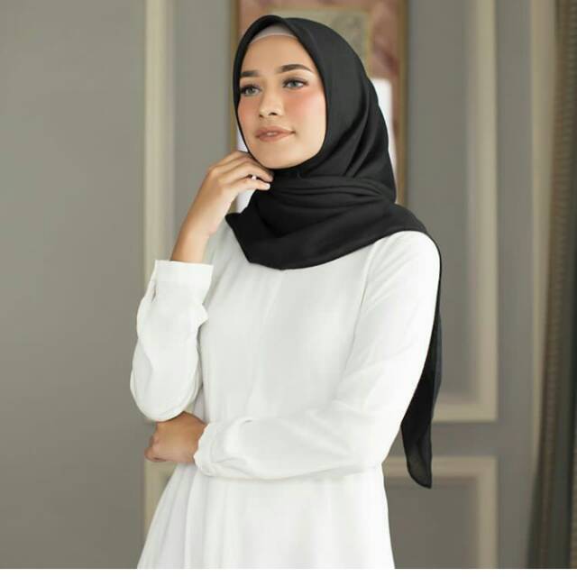 Mara Scarf Black Heaven light mat egyptian Voil tekstur Tyrex ukuran 120 X 120