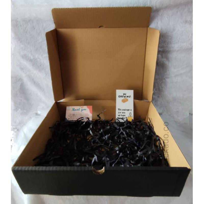 

Box Warna 30 x 25 x 8 cm Kardus Packing Hitam Pink TANPA BUBBLE WRAP Kertas Serut Segel Box Baju