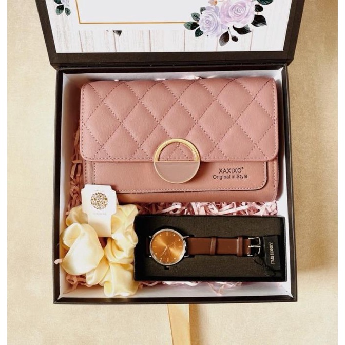 

Hampers Ultah Kado Ulang Tahun Wanita Anniversary Kado Wisuda UT046