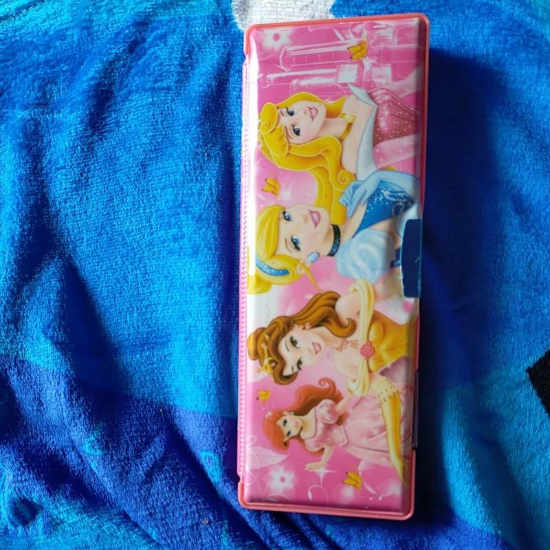 

Tempat Pensil Karakter