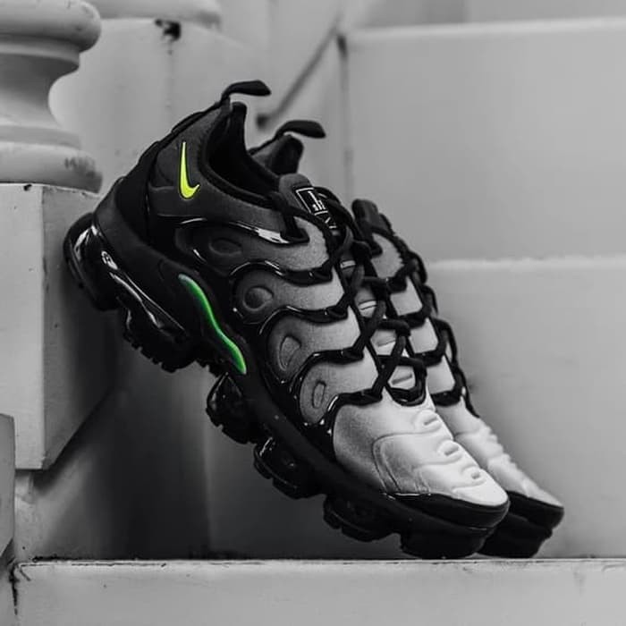neon vapormax plus