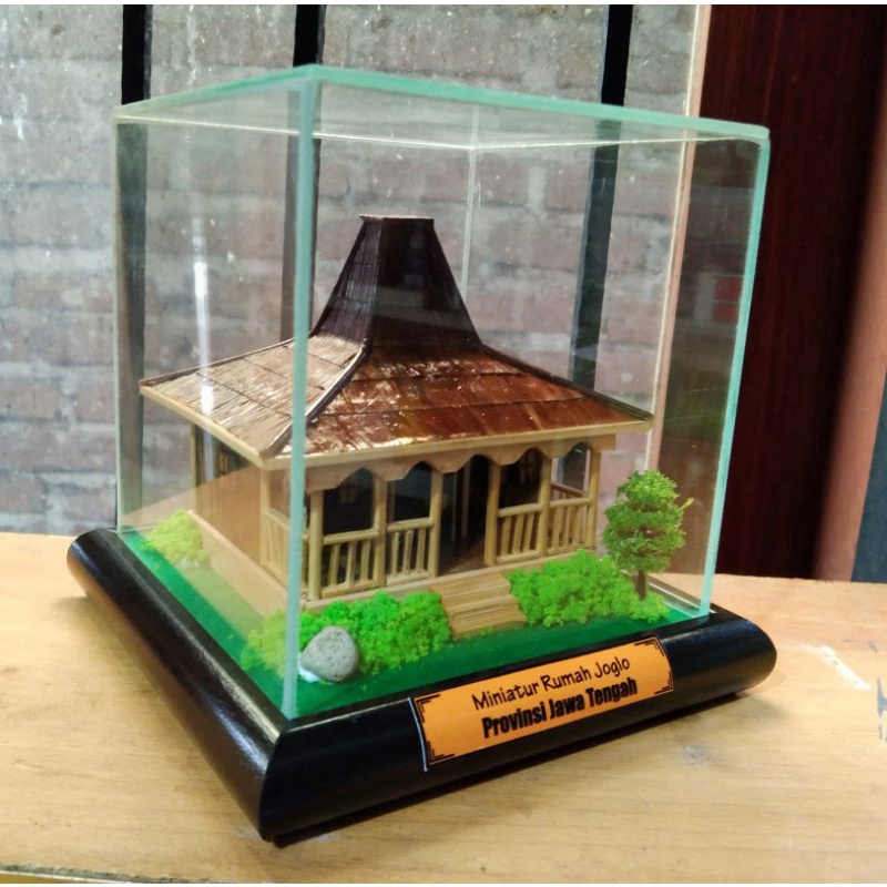 Miniatur Rumah Adat Joglo ( + kotak akrilik)