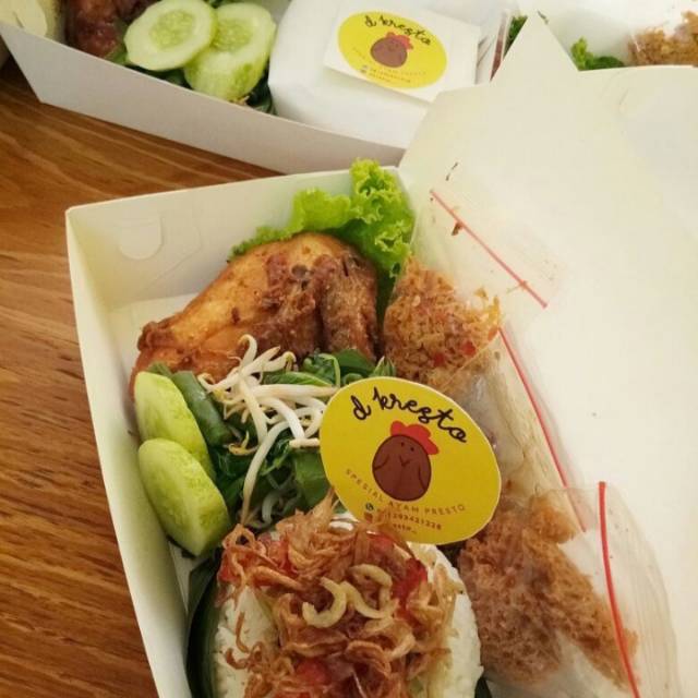 

Paket nasi ayam, tempe,tahu