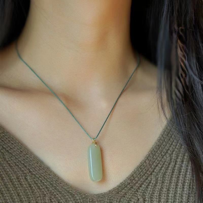 Safir Liontin Hetian Jade Batu Alam Kalung Wanita Kecil Hijau Bar Liontin Aksesoris Hadiah