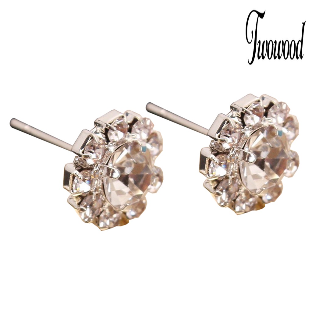 1 Pasang Anting Stud Bentuk Bunga Aksen Berlian Imitasi Bahan Alloy Untuk Wanita