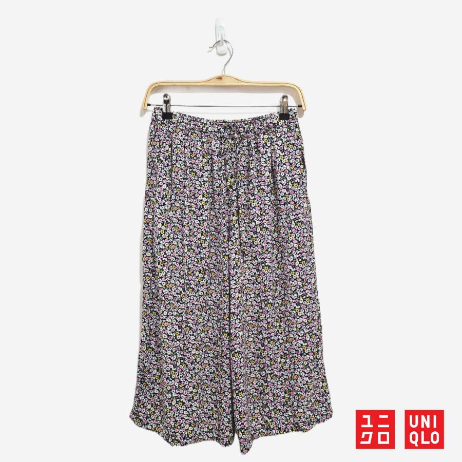 Celana Kulot Panjang Pendek Wanita Uniqlo Relaco Capri 7/8 Katun Small Flower Maroon Size M / Kado C